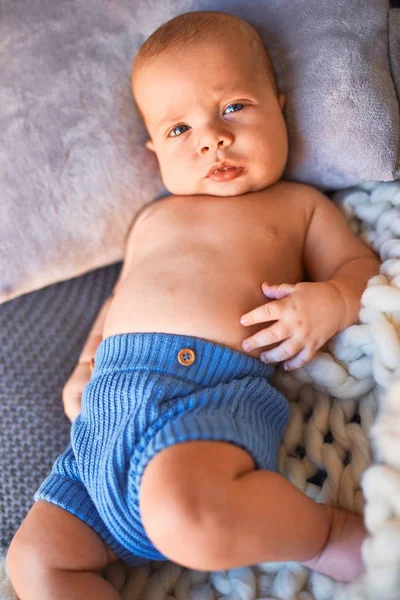 Schattige Baby Liggend Bank Deken Thuis Pasgeboren Ontspannen Rusten Comfortabel — Stockfoto