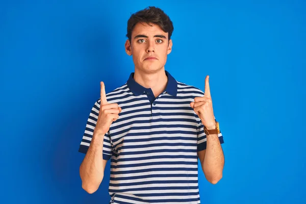 Teenager Ragazzo Indossa Casual Shirt Piedi Sfondo Blu Isolato Indicando — Foto Stock