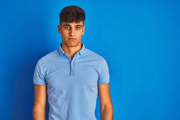 孤立した青の背景に立ってカジュアルなポロを身に着けている若いインド人男性は落ち込んでおり 苦痛を心配し 怒って恐れている 悲しい表情 — ストック写真