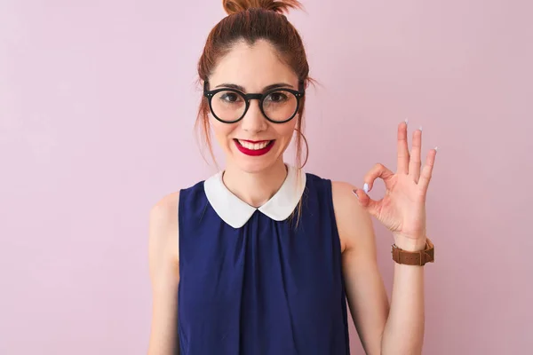 Mujer Pelirroja Con Coleta Con Vestido Elegante Gafas Sobre Fondo —  Fotos de Stock