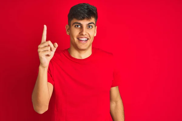 Hombre Indio Joven Con Camiseta Pie Sobre Fondo Rojo Aislado — Foto de Stock