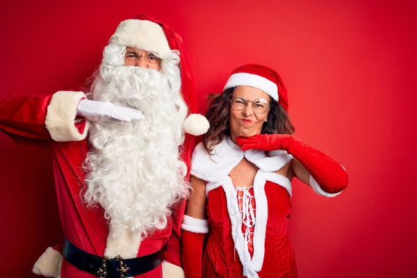 Paar Mittleren Alters Trägt Weihnachtsmann Kostüm Und Brille Über Isoliertem — Stockfoto