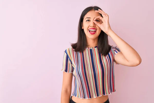 Joven Mujer China Vistiendo Colorida Camiseta Rayas Pie Sobre Fondo — Foto de Stock