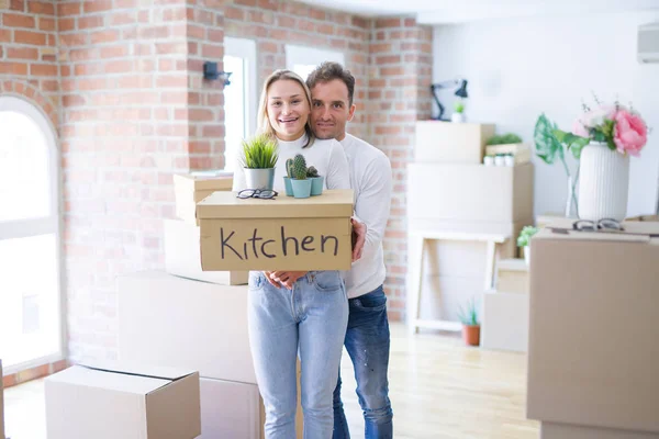 Jong Mooi Paar Bewegende Kartonnen Dozen Bij New Home — Stockfoto