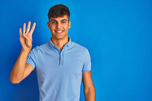 Ung Indian Man Bär Casual Polo Stående Över Isolerad Blå — Stockfoto