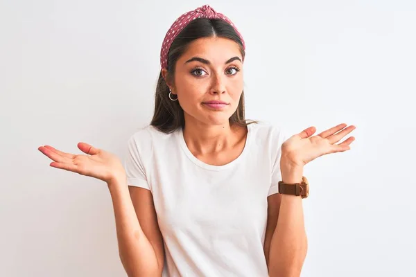 Ung Vacker Kvinna Bär Casual Shirt Och Diadem Över Isolerade — Stockfoto