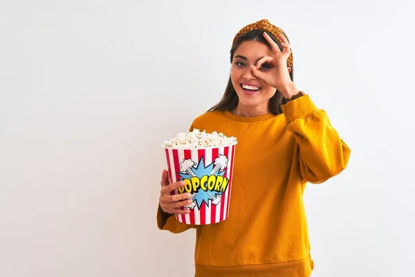 Giovane Bella Donna Che Tiene Pacchetto Popcorn Piedi Sopra Isolato — Foto Stock