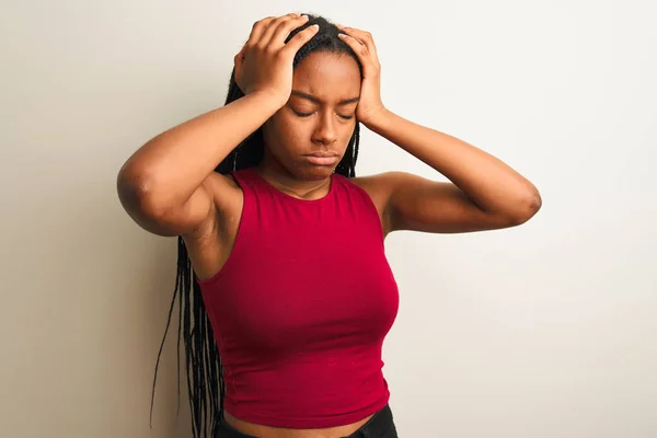 身穿红色休闲装的非洲裔美国妇女站在孤立的白色背景之上 由于疼痛和偏头痛而陷入绝望和压力 手放在头上 — 图库照片