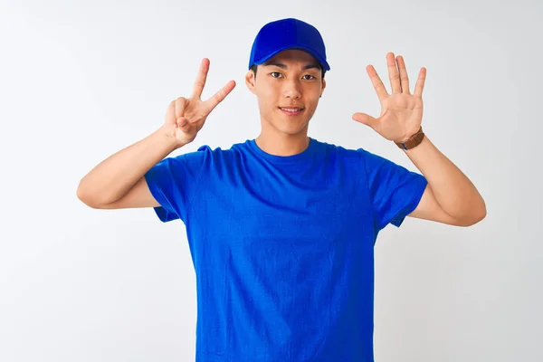 Repartidor Chino Con Camiseta Azul Gorra Pie Sobre Fondo Blanco —  Fotos de Stock