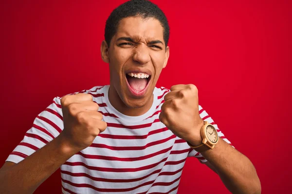 Junger Gutaussehender Arabischer Mann Gestreiftem Shirt Vor Isoliertem Roten Hintergrund — Stockfoto