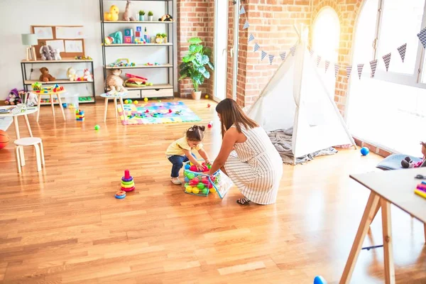 Junge Schöne Lehrerin Und Kleinkind Spielen Mit Bunten Bällen Kindergarten — Stockfoto