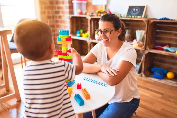 Schöne Lehrerin Und Kleinkind Spielen Mit Bauklötzen Bauturm Kindergarten — Stockfoto