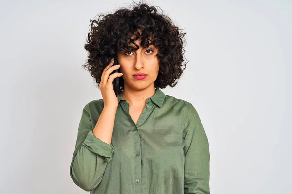 Mujer Árabe Joven Con Pelo Rizado Hablando Teléfono Inteligente Sobre — Foto de Stock