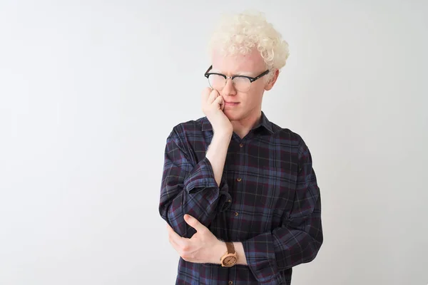 Joven Hombre Rubio Albino Con Camisa Casual Gafas Sobre Fondo — Foto de Stock