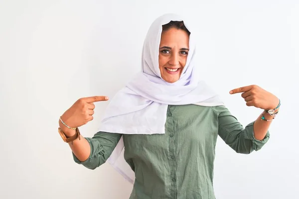 若いです美しいですアラブ女性身に着けています伝統的なイスラム教徒のヒジャーブ顔に笑顔で自信を持って見えます 誇りと幸せ指で自分自身を指して — ストック写真