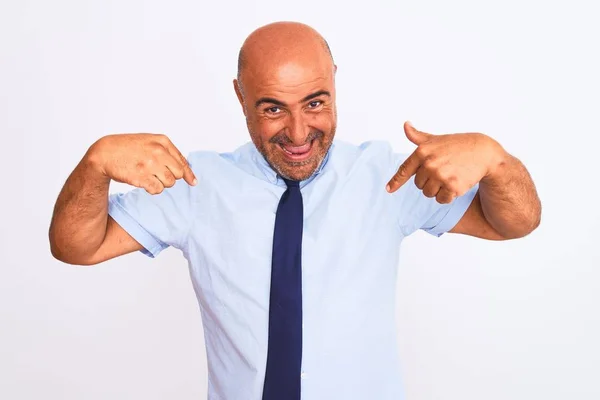 Hombre Negocios Mediana Edad Con Corbata Pie Sobre Fondo Blanco —  Fotos de Stock