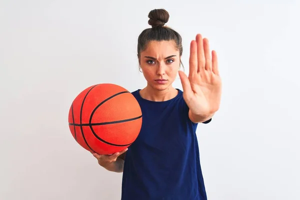 Junge Schöne Sportlerin Hält Basketballball Über Isoliertem Weißem Hintergrund Mit — Stockfoto