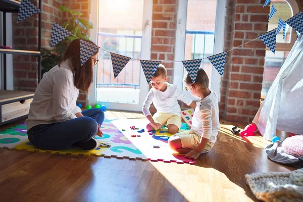 Schöne Lehrerin Und Kleinkinder Lernen Mathematik Mit Zahlenspiel Viele Spielsachen — Stockfoto