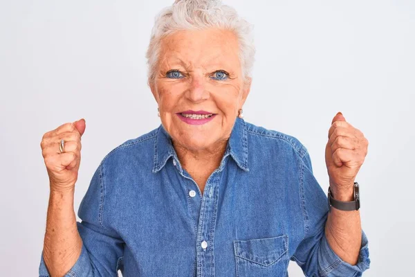 Senior Mujer Pelo Gris Con Camisa Vaquera Casual Pie Sobre — Foto de Stock