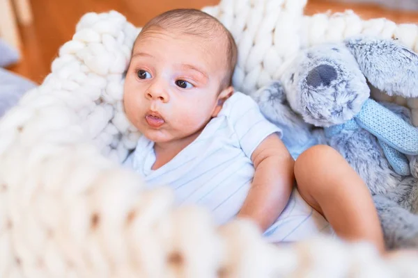 Adorable Bébé Couché Sur Une Couverture Par Terre Maison Nouveau — Photo