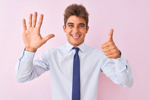 Junger Gutaussehender Geschäftsmann Hemd Und Krawatte Steht Vor Isoliertem Rosa — Stockfoto