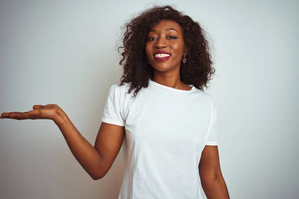 Joven Mujer Afroamericana Vistiendo Camiseta Pie Sobre Fondo Blanco Aislado —  Fotos de Stock