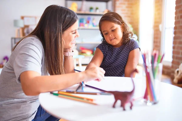 Bella Insegnante Bambino Ragazza Disegno Disegnare Utilizzando Matite Colorate Alla — Foto Stock