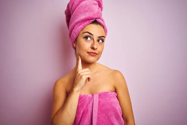 Mujer Hermosa Joven Con Toalla Después Ducha Sobre Fondo Rosa —  Fotos de Stock