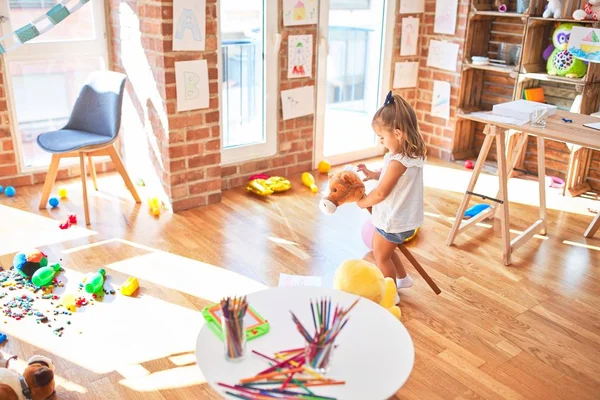 Junge Schöne Blonde Mädchen Kind Genießen Spielschule Mit Spielzeug Kindergarten — Stockfoto