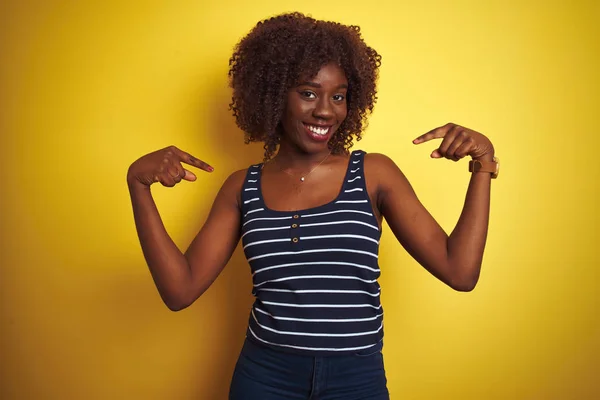 Junge Afrikanische Afro Frau Trägt Gestreiftes Shirt Über Isoliertem Gelben — Stockfoto