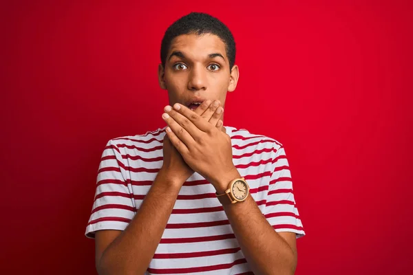 Jovem Bonito Árabe Homem Vestindo Listrado Shirt Sobre Isolado Vermelho — Fotografia de Stock