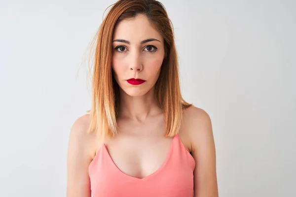 Hermosa Mujer Pelirroja Vistiendo Casual Camiseta Rosa Pie Sobre Fondo — Foto de Stock