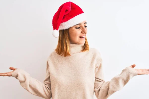 Hermosa Mujer Pelirroja Con Sombrero Navidad Sobre Fondo Aislado Sonriendo — Foto de Stock