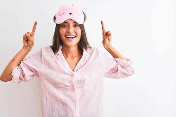 Joven Hermosa Mujer Con Máscara Sueño Pijama Sobre Fondo Blanco — Foto de Stock