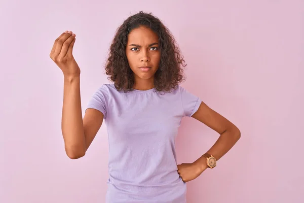 Mujer Brasileña Joven Vistiendo Camiseta Pie Sobre Fondo Rosa Aislado —  Fotos de Stock