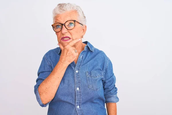 Senior Mujer Pelo Gris Con Camisa Mezclilla Gafas Sobre Fondo — Foto de Stock