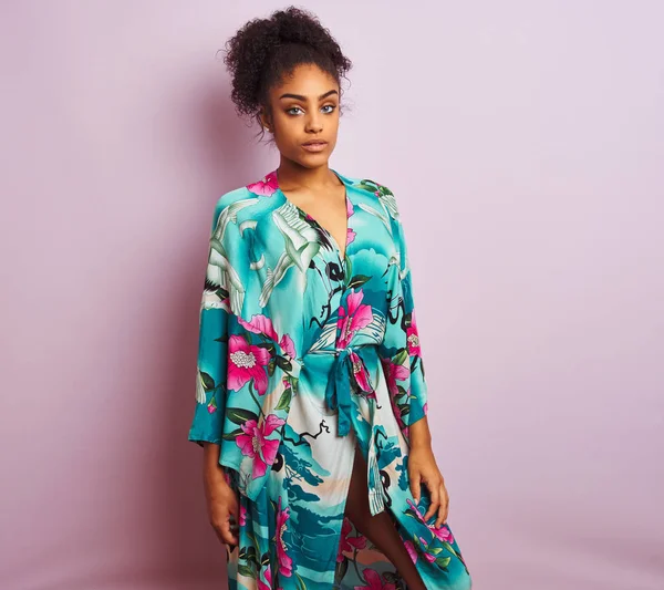 Ung Vacker Afrikansk Amerikansk Kvinna Stående Bär Elegant Färgglada Kaftan — Stockfoto