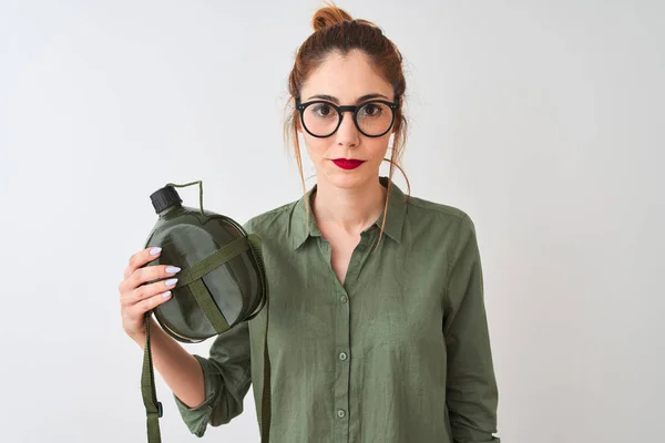 Hermosa Mujer Pelirroja Con Gafas Sosteniendo Cantimplora Sobre Fondo Blanco — Foto de Stock