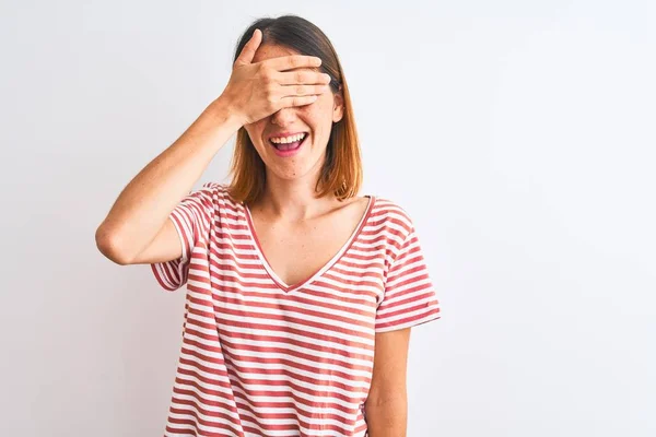 Hermosa Mujer Pelirroja Vistiendo Casual Rayas Camiseta Roja Sobre Fondo —  Fotos de Stock