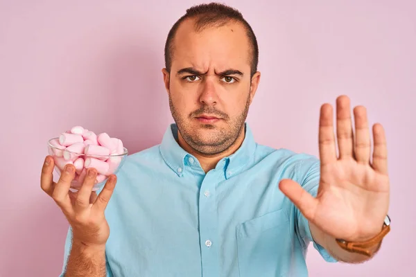 Giovane Uomo Che Tiene Ciotola Con Marshmallow Piedi Sfondo Rosa — Foto Stock