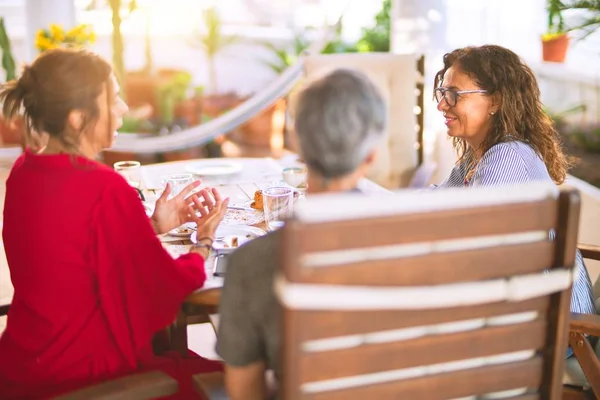 Reunión Mujeres Mediana Edad Almorzando Tomando Café Amigos Maduros Sonriendo —  Fotos de Stock