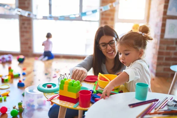 Junge Schöne Lehrerin Und Kleinkinder Spielen Auf Dem Tisch Mit — Stockfoto