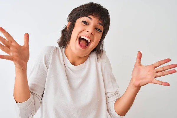 Jovem Mulher Bonita Vestindo Camiseta Casual Sobre Fundo Branco Isolado — Fotografia de Stock