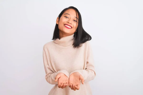 Giovane Donna Cinese Indossa Maglione Dolcevita Piedi Sfondo Bianco Isolato — Foto Stock