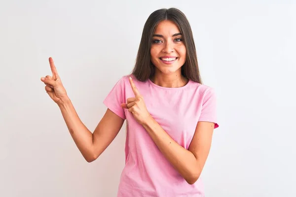 Joven Hermosa Mujer Con Una Camiseta Casual Rosa Pie Sobre — Foto de Stock