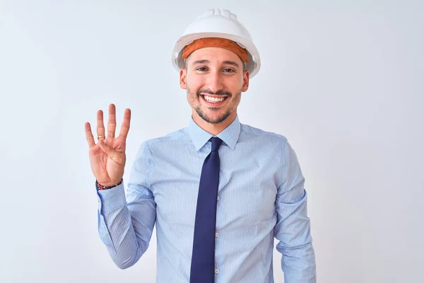 年轻的商人头戴承包商安全帽 头戴安全帽 头戴四个手指 面带微笑 自信而快乐 — 图库照片