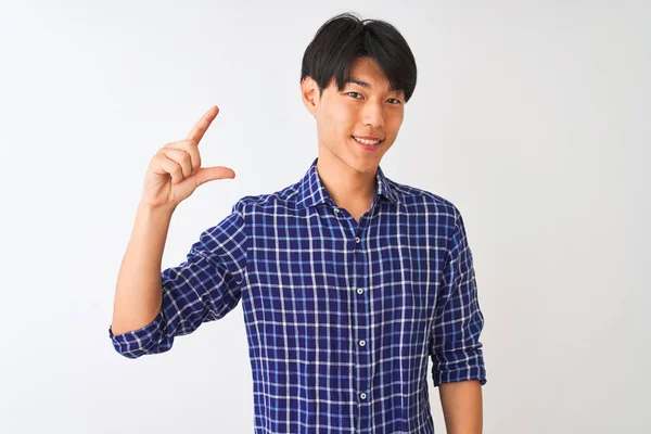 Joven Hombre Chino Con Camisa Azul Casual Pie Sobre Fondo —  Fotos de Stock