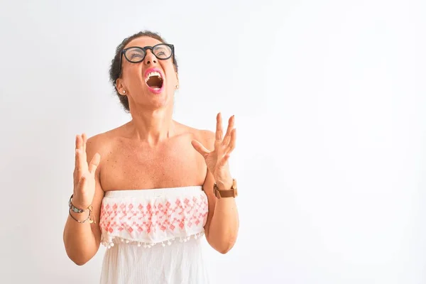 Donna Mezza Età Indossa Abito Casual Occhiali Piedi Sopra Isolato — Foto Stock