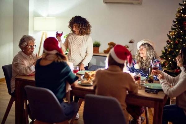 Mooie Groep Vrouwen Die Blij Zelfverzekerd Glimlachen Een Van Hen — Stockfoto