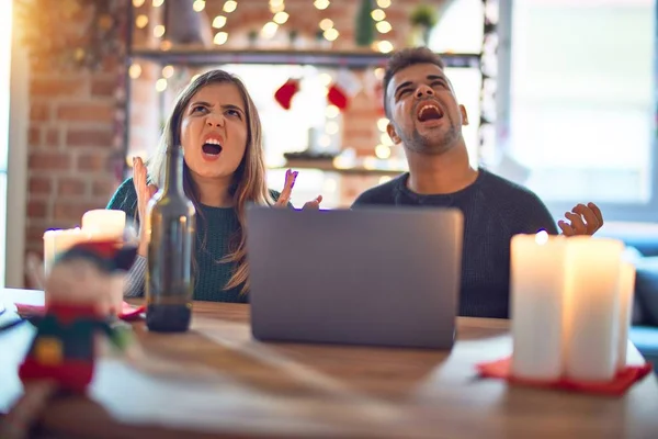 Junge Schöne Paar Sitzt Mit Laptop Weihnachtsdekoration Hause Verrückt Und — Stockfoto